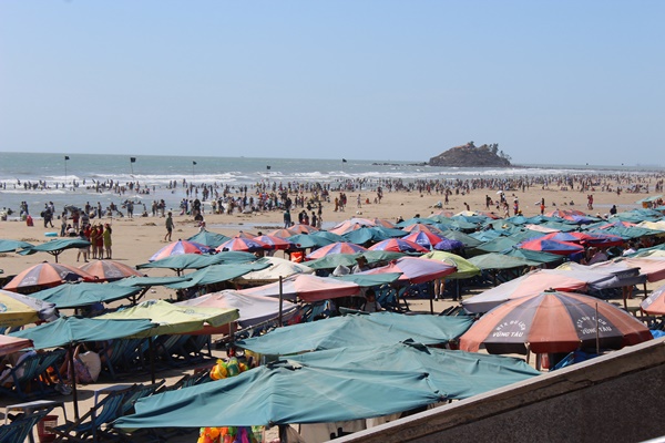 Mặc dù đông khách, bãi biển được ghi nhận sạch sẽ, không còn tình trạng ăn nhậu trên bãi biển