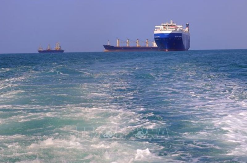 Tàu chở hàng (phải), bị lực lượng Houthi bắt giữ, trên đường về cảng tỉnh Hodeida (Yemen), ngoài khơi Biển Đỏ, ngày 22/11/2023.
