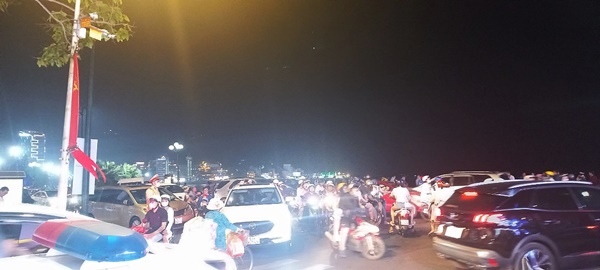Tối mùng 3 Tết, tại khu vực Bãi Trước điểm giao đường Lê Quý Đôn - Quang Trung, chằng chịt xe qua lại. Lực lượng CSGT túc trực đảm bảo trật tự ATGT.
