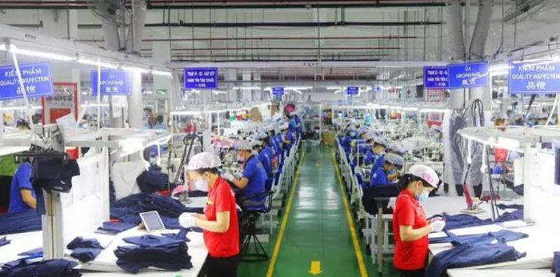 Hoạt động sản xuất đầu năm tại Công ty TNHH Apparel Far Eastern (Việt Nam) đóng Khu công nghiệp Việt Nam - Singapore, thành phố Thuận An (Bình Dương).