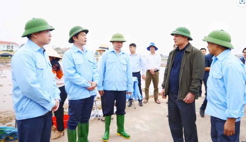 Phó Chủ tịch UBND tỉnh Nguyễn Văn Khước nghe địa phương báo cáo về tình hình sản xuất vụ xuân.
