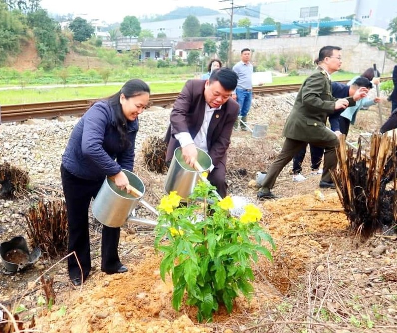 Bí thư Thành ủy Lạng Sơn Đoàn Thị Loan tham gia trồng cây tại Lễ phát động