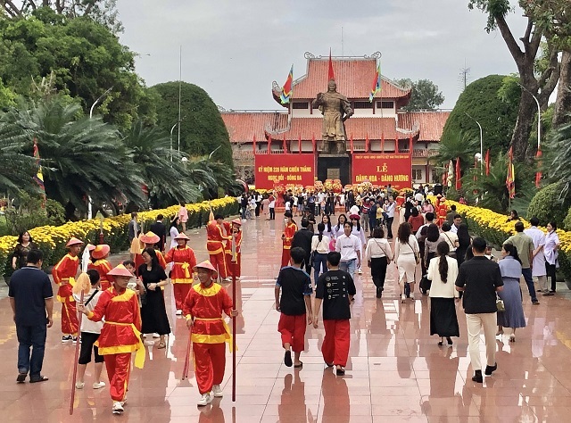 Du khách tham quan Bảo tàng Quang Trung.