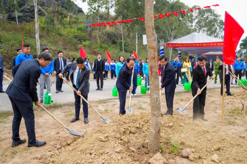Bí thư Thành ủy Hải Phòng tham dự Lễ phát động Tết trồng cây Xuân Giáp Thìn năm 2024