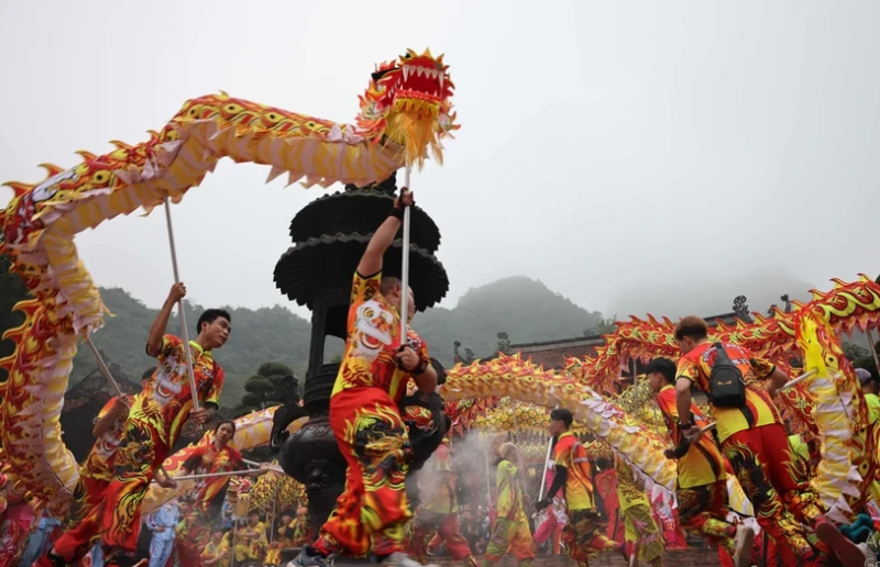Màn múa rồng mở đầu Lễ khai hội chùa Hương Xuân Giáp Thìn 2024. Ảnh: Thanh Tùng/TTXVN