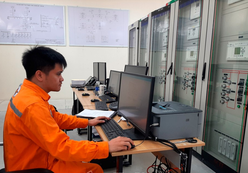Công nhân PC Hà Nam kiểm tra hệ thống điện 110 kV