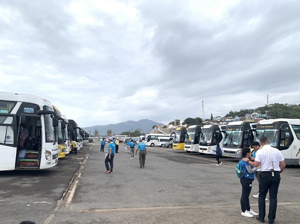 Đoàn xe đón du khách tại cảng Nha Trang đưa khách đi tham quan