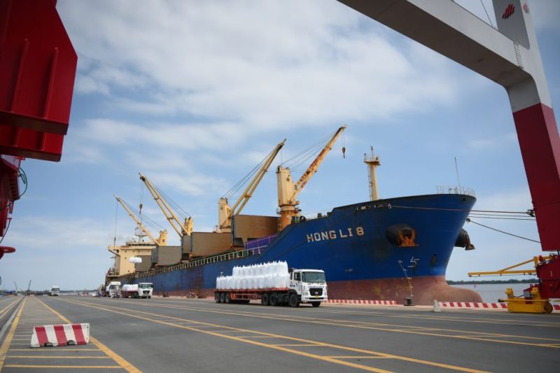 Lô hàng 15.000 tấn hạt nhựa xuất khẩu đi Châu Âu đã được xếp dỡ lên tàu tại Cảng Quốc tế Long An