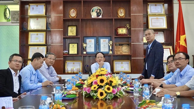 Ông Nguyễn Hoàng Long (đứng bên phải) báo cáo với Đoàn công tác về tình hình hoạt động sản xuất kinh doanh năm 2023 và phương hướng, nhiệm vụ năm 2024 của Chi nhánh Công ty CP bia Sài Gòn – Miền Trung tại Quy Nhơn. Ảnh: Bảo Hạnh.
