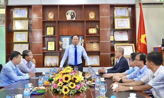 Ông Phạm Anh Tuấn (ngồi giữa) phát biểu ý kiến chỉ đạo tại buổi làm việc với lãnh đạo Chi nhánh Công ty CP bia Sài Gòn – Miền Trung tại Quy Nhơn. Ảnh B.H