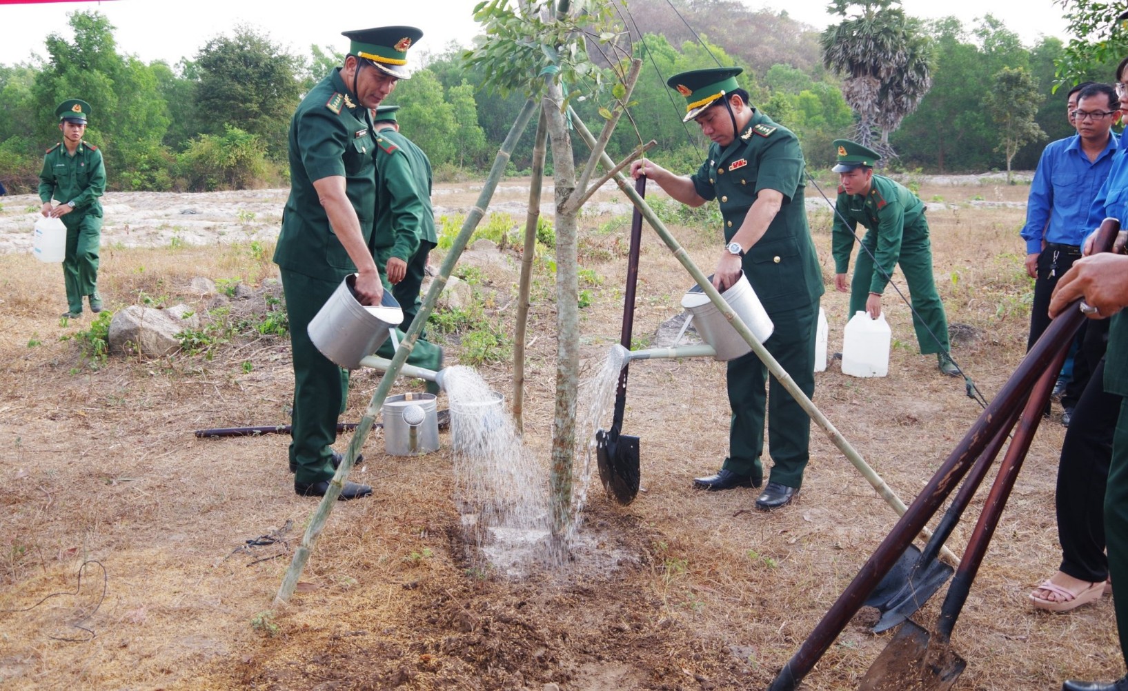 cán bộ, chiến sĩ Bộ đội Biên phòng tỉnh cùng với các đại biểu đã tham gia trồng mới cây xanh tại khu đất mới Tiểu đoàn Huấn luyện – Cơ động