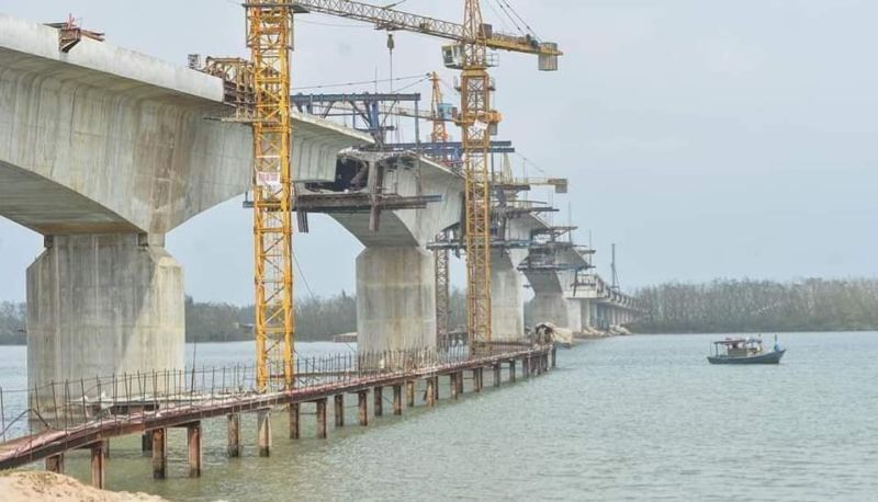 cây cầu vượt nằm trên tuyến vành đai ven biển nối 2 tỉnh Nam Định - Thái Bình đang dần được hoàn thiện.