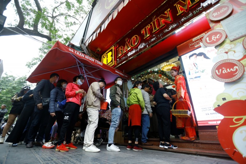 Dòng người xếp hàng mua vàng vào ngày 15/2 tại một cửa hàng ở Hà Nội