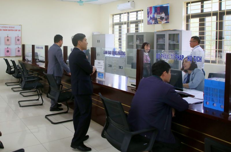 Cán bộ Sở Nội vụ kiểm tra việc thực hiện nhiệm vụ phục vụ người dân tại Bộ phận tiếp nhận và trả kết quả phường Nam Khê (TP Uông Bí)