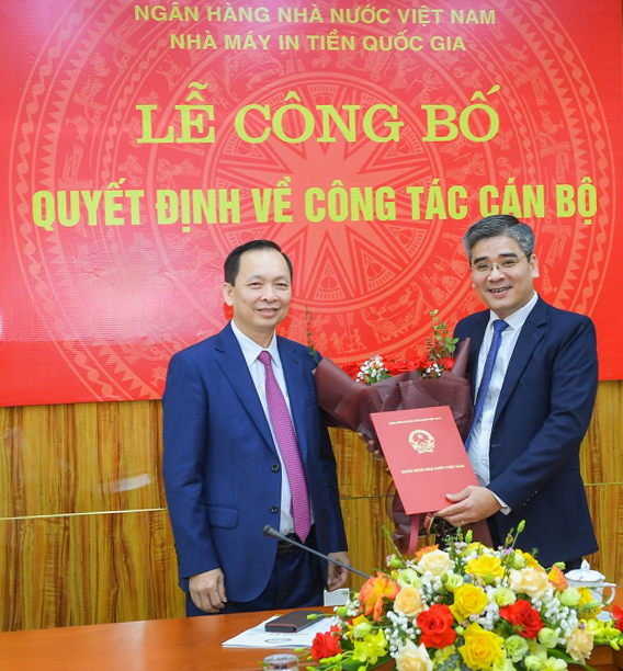 Phó Thống đốc Đào Minh Tú trao quyết định điều động và bổ nhiệm ông Nguyễn Đức Cường giữ chức vụ Chủ tịch Hội đồng thành viên Nhà máy In tiền Quốc gia.