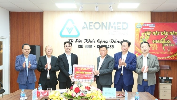 Ông Nguyễn Văn Thi, Ủy viên Ban Thường vụ Tỉnh ủy, Phó Chủ tịch Thường trực UBND tỉnh tặng quà cho Công ty TNHH Aeonmed Việt Nam.
