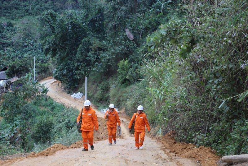 Công nhân Điện lực Ba Bể tập trung nhân lực, vật tư phục vụ cấp điện cho bà con thôn Nà Còi