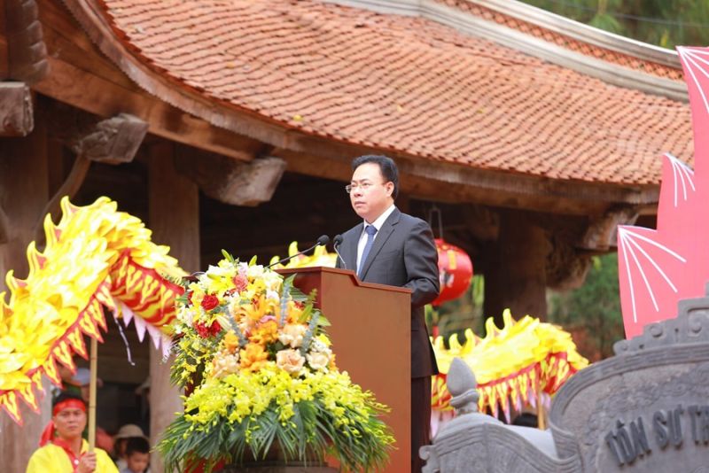 Ông Hoàng Quốc Thưởng, Ủy viên Ban Thường vụ Tỉnh ủy, Bí thư Thành ủy Chí Linh phát biểu tại Lễ khai bút