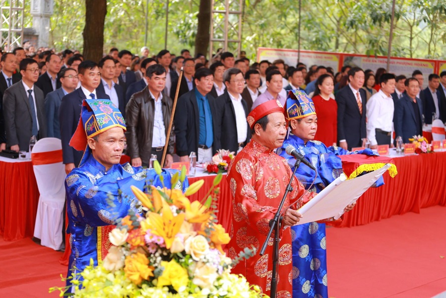 Khai bút đầu xuân tại đền thờ thầy giáo Chu Văn An