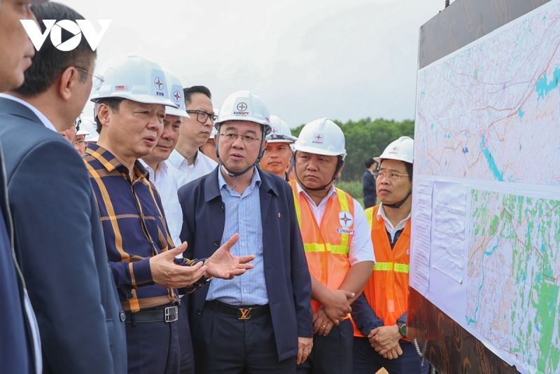 Phó Thủ tướng Trần Hồng Hà nghe báo cáo tiến độ thi công dự án.