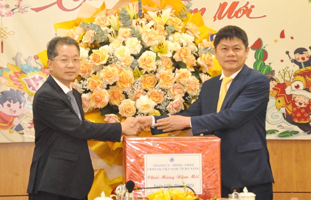Bí thư Thành ủy Nguyễn Văn Quảng (trái) tặng quà của thành phố đến lãnh đạo Cảng Đà Nẵng.