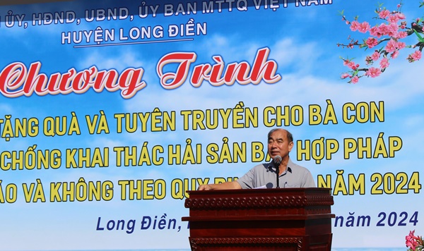 Chủ tịch UBND huyện Long Điền Lâm Văn Hồng phát biểu tại buổi họp mặt