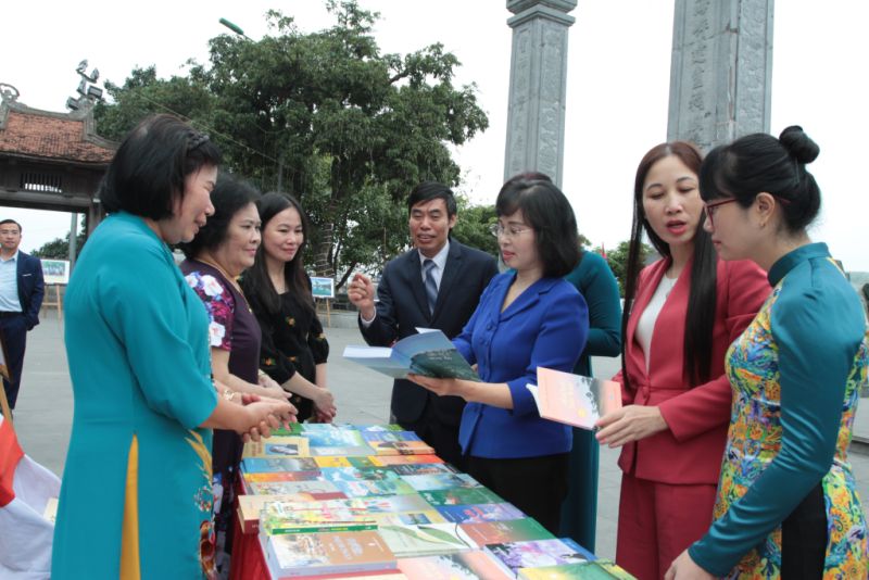 Lãnh đạo tỉnh Quảng Ninh trò chuyện với văn nghệ sĩ nhân dịp đầu xuân
