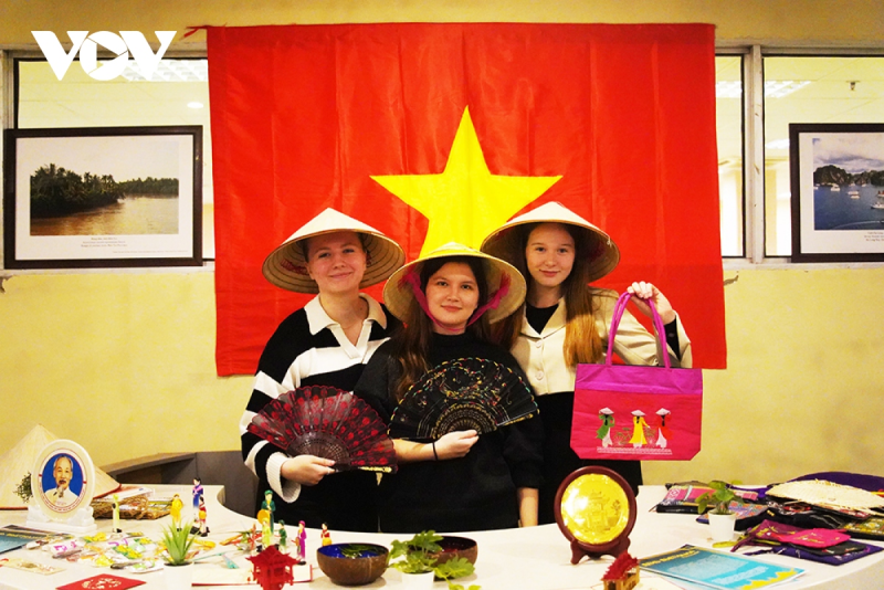 Các sinh viên quốc tế trải nghiệm nét văn hóa Việt.