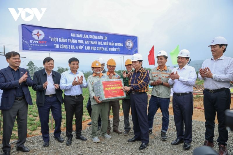 Phó Thủ tướng Trần Hồng Hà tặng quà của Thủ tướng Chính phủ và động viên cán bộ, công nhân, người lao động trên công trường.