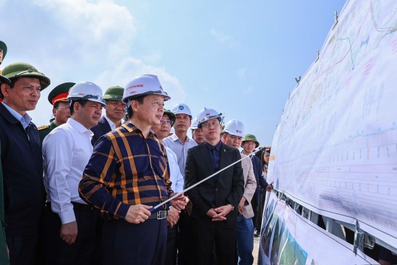 Phó Thủ tướng Trần Hồng Hà kiểm tra tiến độ dự án.