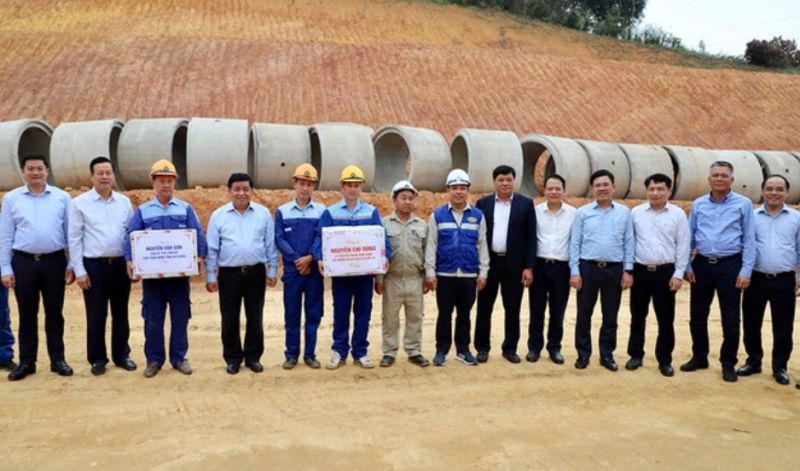 Bộ trưởng Nguyễn Chí Dũng cùng đoàn công tác tặng quà động, viên cán bộ, công nhân các nhà thầu đang thi công trên công trường Dự án.