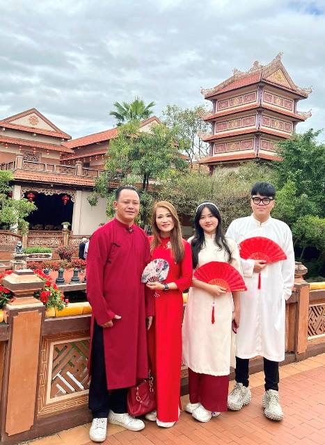 Gia đình anh Nguyễn Văn Cường mặc áo dài đi du xuân Giáp Thìn