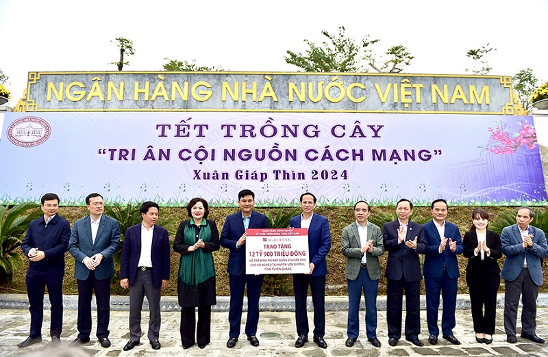 Ông Phạm Toàn Vượng – Tổng giám đốc Agribank trao biển tượng trưng 12,9 tỷ đồng xây dựng 258 căn nhà cho hộ nghèo trên địa bàn huyện Sơn Dương