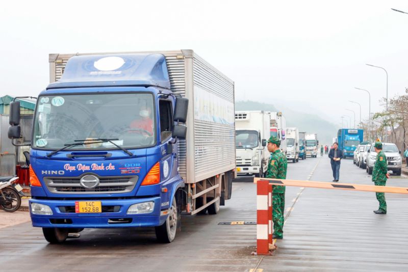 Những lô hàng đầu tiên xuất khẩu sang Trung Quốc qua Lối mở cầu phao tạm Km3+4 Hải Yên sau kỳ nghỉ Tết Nguyên đán 2024.