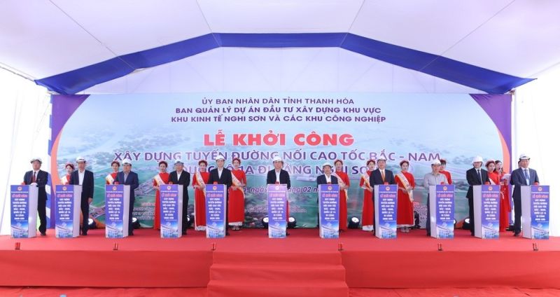 Các đồng chí lãnh đạo tỉnh và các nhà thầu thi công thực hiện nghi thức khởi công dự án đường nối cao tốc Bắc - Nam, Quốc lộ 1A đi cảng Nghi Sơn.