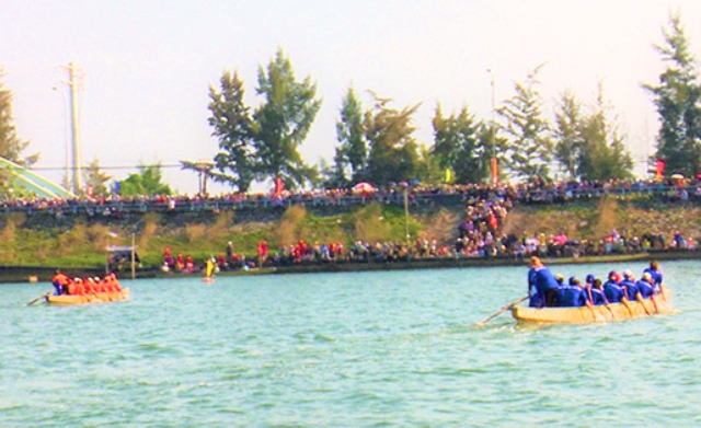 Gần 200 tay chèo tranh tài đua thuyền trên sông Cu Đê