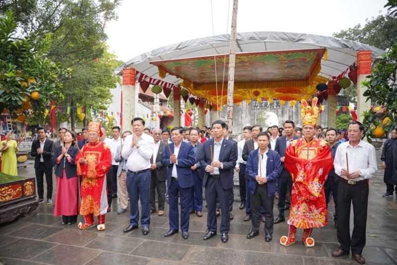 Các đại biểu thành kính dâng hương kính cáo Đức Thánh và các vị thần linh để xin phép mở hội