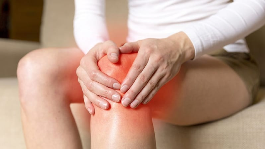 Kh&ocirc; khớp c&oacute; thể tiến triển nặng th&agrave;nh vi&ecirc;m g&acirc;y sưng đau, tấy đỏ c&aacute;c khớp