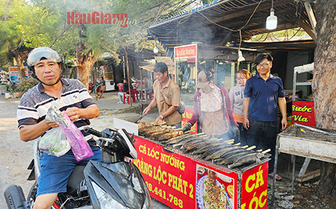 Hậu Giang: Cá lóc nướng hút hàng Ngày vía Thần Tài