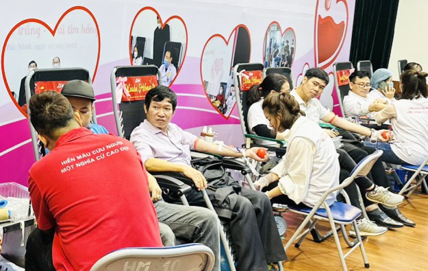 Cán bộ, nhân viên ngành Y tế tham gia hiến máu.