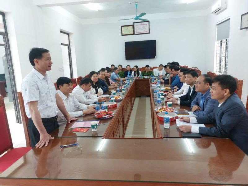 Ông Trương Quang Vinh - Chủ tịch UBND xã chỉ đạo các cán bộ, công chức, viên chức hoàn thành tốt nhiệm vụ được giao.