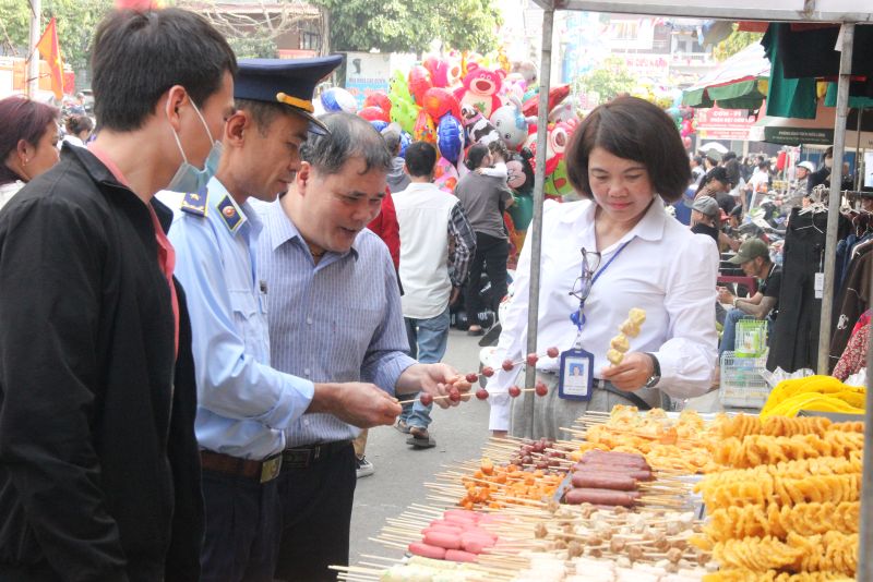 Đoàn kiểm tra liên ngành Vệ sinh an toàn thực phẩm huyện Cao Lộc kiểm tra tại lễ hội