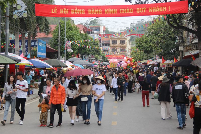 Gần chục nghìn lượt du khách tham gia vui hội Đồng Đăng, huyện Cao Lộc, tỉnh Lạng Sơn