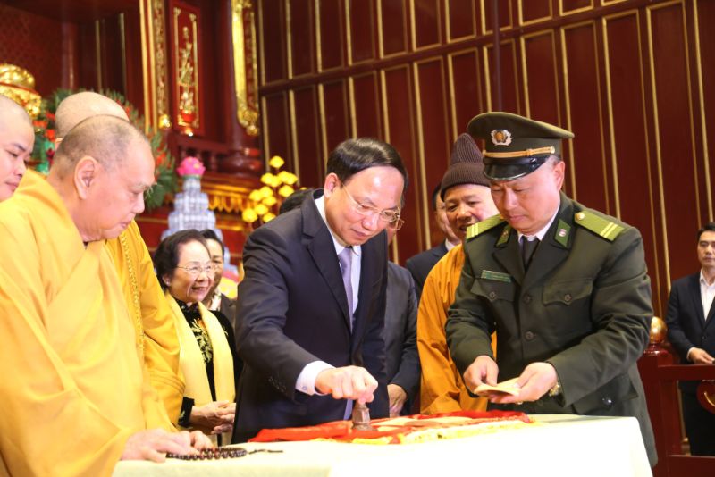 Ông Nguyễn Xuân Ký, Ủy viên Trung ương Đảng, Bí thư Tỉnh ủy, Chủ tịch HĐND tỉnh, cùng các đại biểu làm lễ đóng dấu thiêng Yên Tử.