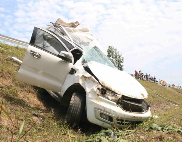 Vụ tai nạn nghiêm trọng ở cao tốc Cam Lộ- La Sơn ngày 18/02 khiến ba người tử vong, tài xế đã bị khở tố. Vụ tai nạn nghiêm trọng ở cao tốc Cam Lộ- La Sơn ngày 18/02 khiến ba người tử vong, tài xế đã bị khở tố.