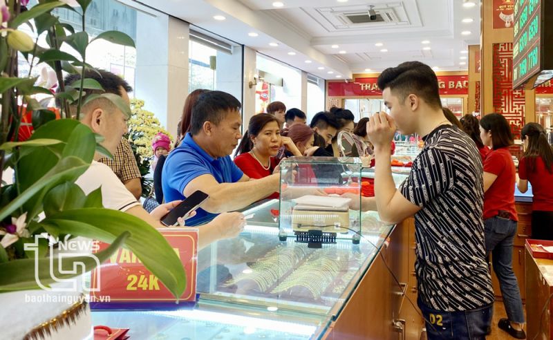 "Nô nức" mua vàng trong Ngày Vía thần tài