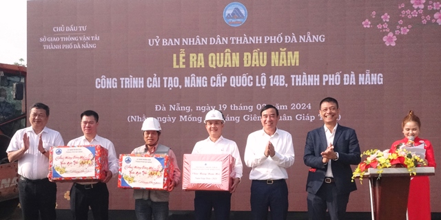 Chủ tịch UBND TP. Đà Nẵng Lê Trung Chinh (thứ 5, từ trái sang) tặng quà động viên các nhà thầu thi công Quốc lộ 14B.