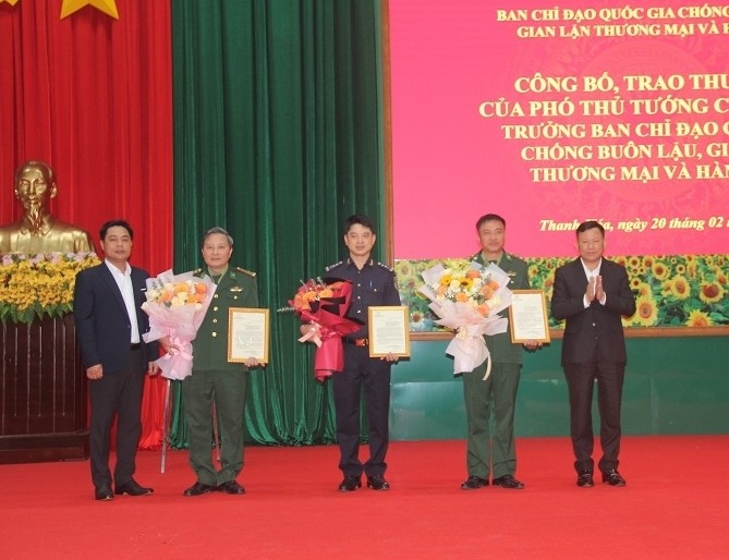 Phó Chủ tịch Thường trực UBND tỉnh Nguyễn Văn Thi, Trưởng Ban Chỉ đạo 389 tỉnh Thanh Hoá và đại diện lãnh đạo Văn phòng Ban Chỉ đạo 389 Quốc gia trao thư khen và hoa cho các lực lượng thực hiện chuyên án.