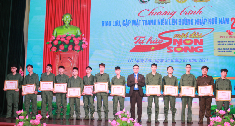 Lãnh đạo Thành đoàn Lạng Sơn tặng giấy khen cho các thanh niên viết đơn tình nguyện lên đường nhập ngũ năm 2024