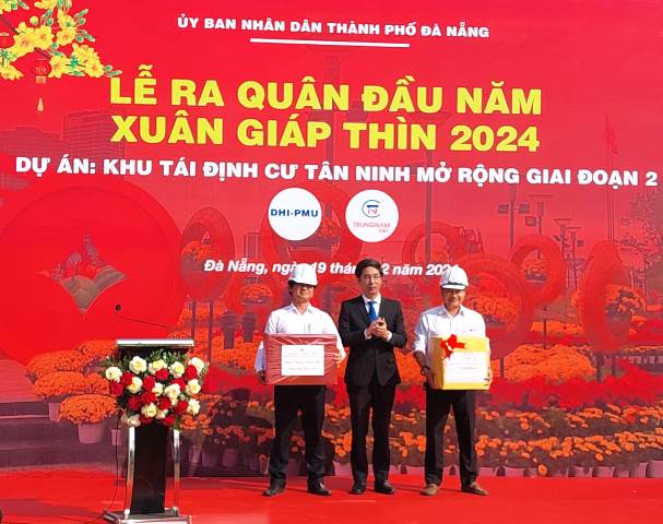 Phó Chủ tịch UBND thành phố Trần Chí Cường (giữa) thăm, tặng quà cho các đơn vị tại lễ ra quân đầu năm tại dự án Khu tái định cư Tân Ninh mở rộng giai đoạn 2.